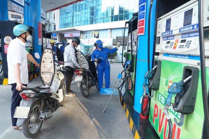 Gi&aacute; xăng dầu h&ocirc;m nay 12/8: Dầu diesel rẻ hơn đỉnh 17.236 đồng, RON 92 v&agrave; E10 &lsquo;b&aacute;n như cho&rsquo;, gi&aacute; lăn b&aacute;nh VinFast VF 5 ảnh 1