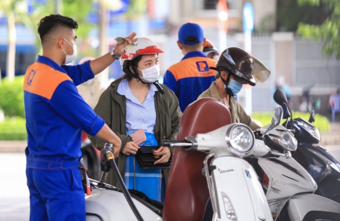 Gi&aacute; xăng dầu h&ocirc;m nay 13/8: Xăng E10 sắp rơi &lsquo;xuy&ecirc;n đ&aacute;y&rsquo;, RON 92 giảm c&aacute;ch đỉnh 8.300 đồng, gi&aacute; lăn b&aacute;nh VinFast VF 9 rẻ ảnh 1