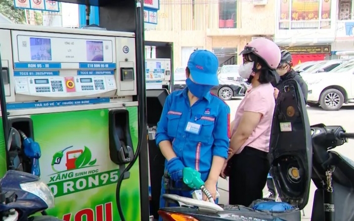 Gi&aacute; xăng dầu h&ocirc;m nay 14/8: Xăng E10 giảm &lsquo;mất phanh&rsquo;, RON 92 về gần mốc 19.000 đồng/l&iacute;t, bảng gi&aacute; đầy b&igrave;nh xe ga 125cc ảnh 1