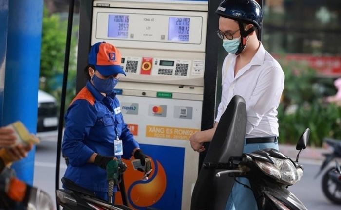 Gi&aacute; xăng dầu h&ocirc;m nay 17/8: Xăng E10 RON 95 giảm &lsquo;đứt phanh&rsquo;, E5 RON 92 xuống mức &lsquo;rẻ như b&egrave;o&rsquo;, gi&aacute; lăn b&aacute;nh VinFast VF 3 ảnh 1