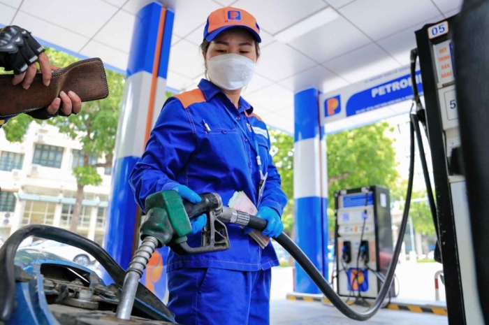 Gi&aacute; xăng dầu tối nay 10/8: Xăng E10 c&aacute;ch đ&aacute;y cực gần, RON 92 sắp giảm về 18.000 đồng/l&iacute;t? Gi&aacute; lăn b&aacute;nh Hyundai Grand i10 ảnh 1