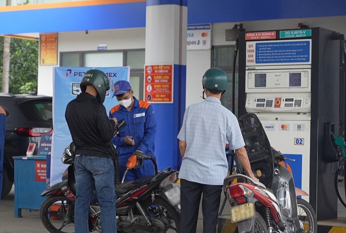 Gi&aacute; xăng dầu tối nay 11/8: Xăng RON 92 giảm s&acirc;u c&aacute;ch đ&aacute;y 2.537 đồng, E10 rẻ hơn đỉnh 9.096 đồng, bảng gi&aacute; đầy b&igrave;nh xe số ảnh 1