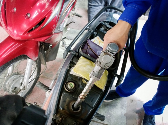 Gi&aacute; xăng dầu tối nay 12/8: Xăng E10 sắp tụt &lsquo;thủng đ&aacute;y&rsquo;, RON 92 rẻ hơn đỉnh gần 8.500 đồng, gi&aacute; đầy b&igrave;nh xe ga 150-160cc ảnh 1