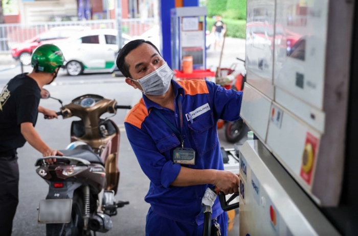 Gi&aacute; xăng dầu tối nay 13/8: Xăng RON 92 tiếp tục giảm mạnh, E10 về gần mốc 18.000 đồng/l&iacute;t hơn, gi&aacute; đầy b&igrave;nh &ocirc; t&ocirc; Honda ảnh 1