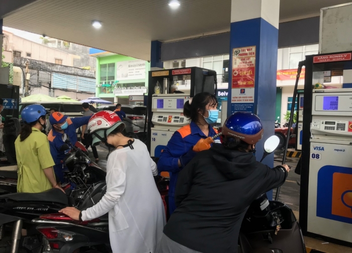 Gi&aacute; xăng dầu tối nay 15/8: Xăng RON 92 v&agrave; E10 giảm rất rẻ, dầu diesel thấp hơn đỉnh 17.500 đồng, gi&aacute; đầy b&igrave;nh &ocirc; t&ocirc; Honda ảnh 1