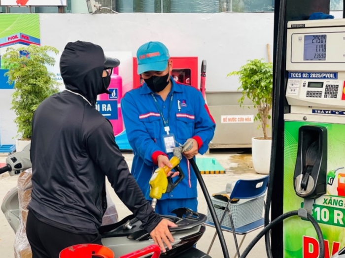 Gi&aacute; xăng dầu tối nay 16/8: Xăng E5 RON 92 rất gần đ&aacute;y, E10 RON 95 đ&atilde; rẻ hơn đỉnh 9.301 đồng, gi&aacute; đầy b&igrave;nh c&aacute;c mẫu xe số ảnh 1