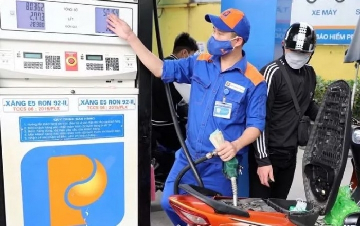 Gi&aacute; xăng dầu trưa 11/8: Dầu diesel s&aacute;t đ&aacute;y, xăng RON 92 v&agrave; E10 rẻ hơn đỉnh 8.300-9.000 đồng, gi&aacute; lăn b&aacute;nh Hyundai Accent ảnh 1