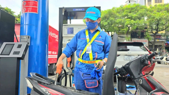 Gi&aacute; xăng dầu trưa nay 14/8: Xăng E10 giảm c&aacute;ch đ&aacute;y 2.100 đồng, RON 92 &aacute;p s&aacute;t 18.000 đồng/l&iacute;t, gi&aacute; đầy b&igrave;nh &ocirc; t&ocirc; Mazda ảnh 1