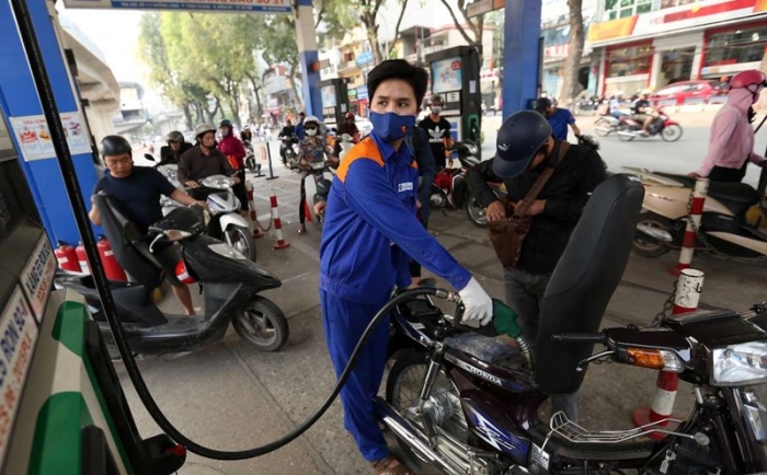 Gi&aacute; xăng dầu trưa nay 17/8: E5 RON 92 &lsquo;rẻ như rau&rsquo;, E10 RON 95 tụt 2.117 đồng nữa l&agrave; thủng đ&aacute;y, gi&aacute; đầy b&igrave;nh xe ga 110cc ảnh 1