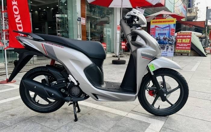 Gi&aacute; xăng dầu trưa nay 17/8: E5 RON 92 &lsquo;rẻ như rau&rsquo;, E10 RON 95 tụt 2.117 đồng nữa l&agrave; thủng đ&aacute;y, gi&aacute; đầy b&igrave;nh xe ga 110cc ảnh 2