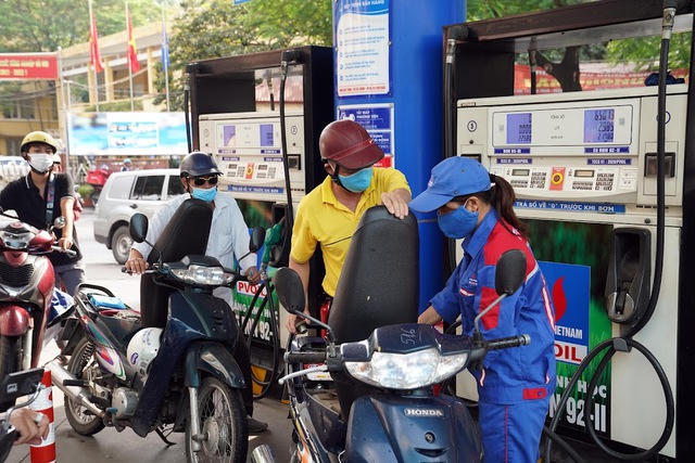 Gi&aacute; xăng dầu chiều 18/8: Xăng RON 92 giảm c&aacute;ch đ&aacute;y 2.044 đồng, E10 về s&aacute;t mốc 19.000 đồng/l&iacute;t, gi&aacute; đầy b&igrave;nh &ocirc; t&ocirc; Honda ảnh 1