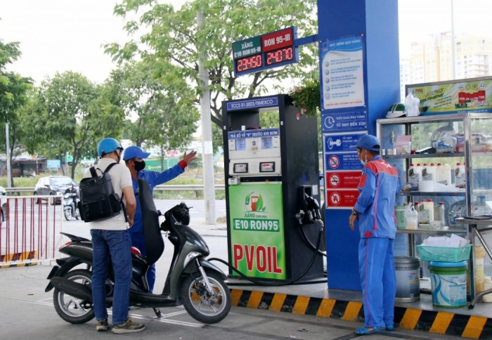 Gi&aacute; xăng dầu chiều nay 22/8: Dầu diesel rẻ hơn đỉnh 16.000 đồng, E10 v&agrave; RON 92 rất gần đ&aacute;y, gi&aacute; lăn b&aacute;nh VinFast VF 9 ảnh 1