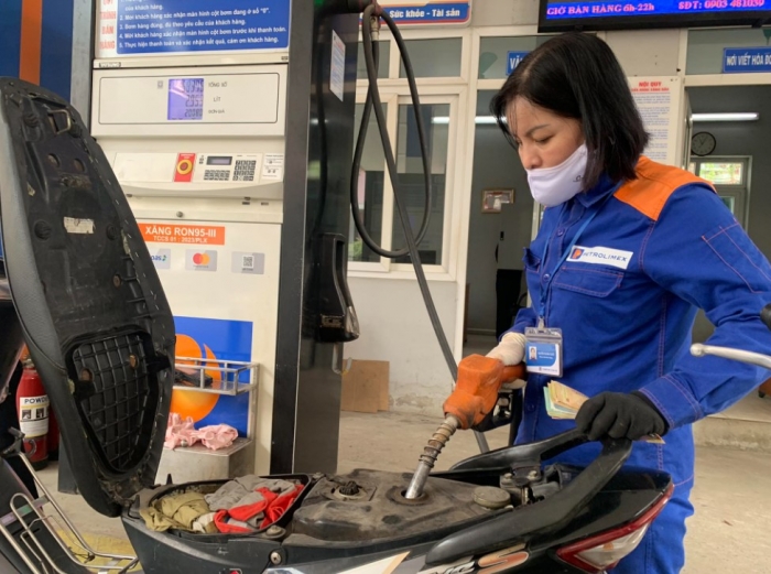 Gi&aacute; xăng dầu h&ocirc;m nay 22/8: Dầu diesel &lsquo;rẻ b&egrave;o&rsquo;, xăng RON 92 v&agrave; E10 chỉ c&aacute;ch đ&aacute;y 2.600 đồng, gi&aacute; lăn b&aacute;nh VinFast VF 5 ảnh 1