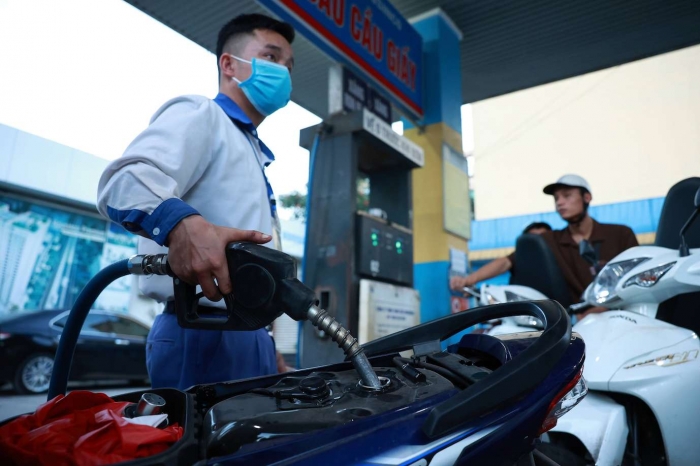 Gi&aacute; xăng dầu tối 23/8: Dầu diesel rất rẻ, xăng RON 92 v&agrave; E10 c&oacute; thể xuống 18.000 đồng/l&iacute;t kh&ocirc;ng? Gi&aacute; đầy b&igrave;nh &ocirc; t&ocirc; Honda ảnh 1
