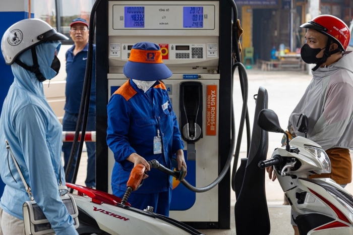 Gi&aacute; xăng dầu tối nay 22/8: Xăng E10 đang dưới đỉnh 8.752 đồng, RON 92 chỉ hơn đ&aacute;y 2.642 đồng, gi&aacute; đầy b&igrave;nh xe ga 110cc ảnh 1
