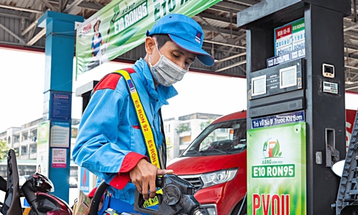 Gi&aacute; xăng dầu trưa 19/8: Xăng E10 về c&aacute;ch đ&aacute;y 2.100 đồng, RON 92 rẻ hơn đỉnh 9.875 đồng, gi&aacute; lăn b&aacute;nh Toyota Veloz Cross ảnh 1