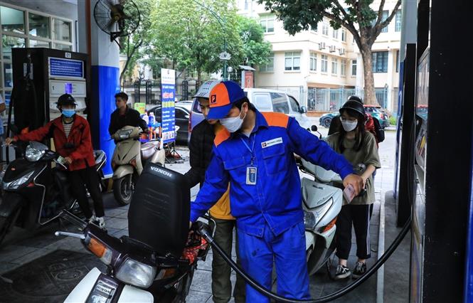 Gi&aacute; xăng dầu chiều 26/8: Xăng E10 RON 95 giảm 2.665 đồng sẽ về đ&aacute;y, E5 RON 92 đ&atilde; rất rẻ, bảng gi&aacute; đầy b&igrave;nh xe ga 125cc ảnh 1