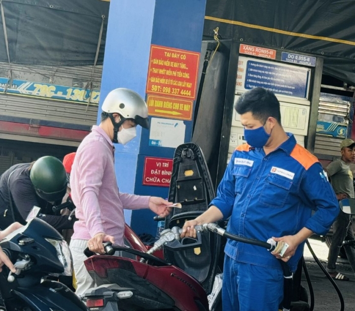 Gi&aacute; xăng dầu chiều 28/8: Xăng E10 về gần mốc 19.000 đồng/l&iacute;t, RON 92 giảm c&aacute;ch đ&aacute;y 2.600 đồng, b&igrave;nh xe c&ocirc;n tay 150-155cc ảnh 1