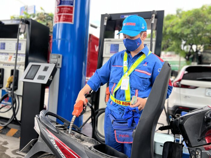 Gi&aacute; xăng dầu chiều 30/8: Xăng RON 92 giảm gần 18.000 đồng/l&iacute;t, E10 c&aacute;ch đ&aacute;y 2.599 đồng, gi&aacute; đầy b&igrave;nh xe c&ocirc;n tay 150cc ảnh 1
