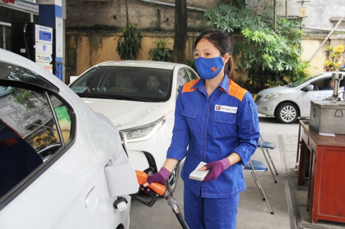 Gi&aacute; xăng dầu h&ocirc;m nay 25/8: Dầu diesel gần đ&aacute;y, E5 RON 92 v&agrave; E10 RON 95 c&oacute; về 18.000 đồng/l&iacute;t? Gi&aacute; lăn b&aacute;nh VinFast VF 6 ảnh 1