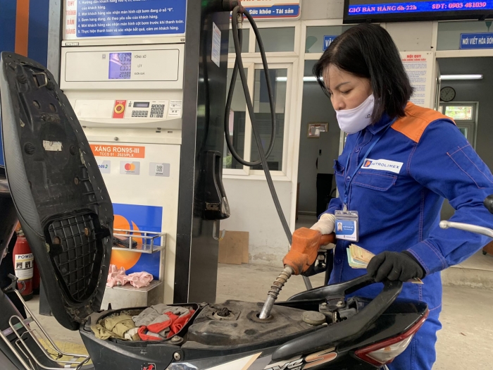Gi&aacute; xăng dầu h&ocirc;m nay 26/8: RON 92 c&aacute;ch đ&aacute;y 2.642 đồng, E10 &lsquo;s&aacute;ng cửa&rsquo; về 17.000 đồng? gi&aacute; lăn b&aacute;nh Toyota Corolla Cross ảnh 1