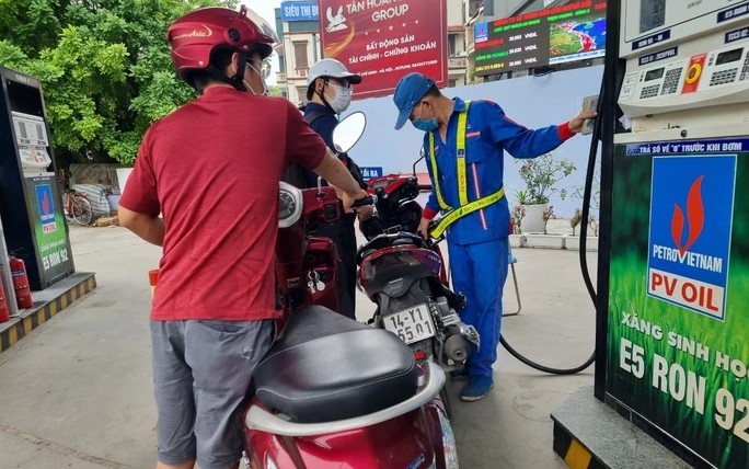 Gi&aacute; xăng dầu h&ocirc;m nay 27/8: Xăng E5 RON 92 rất gần mốc 18.000 đồng/l&iacute;t, E10 RON 95 c&oacute; giảm s&acirc;u? Gi&aacute; lăn b&aacute;nh VinFast VF 3 ảnh 1