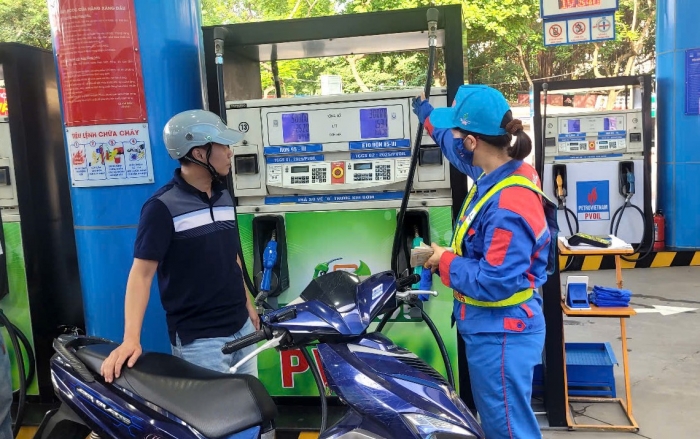 Gi&aacute; xăng dầu h&ocirc;m nay 30/8: Xăng E10 RON 95 giảm &lsquo;cắm đầu&rsquo;, E5 RON 92 kh&ocirc;ng xa 17.000 đồng/l&iacute;t, gi&aacute; đầy b&igrave;nh xe ga 110cc ảnh 1