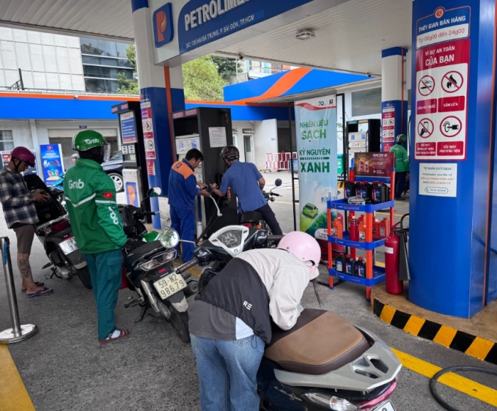Gi&aacute; xăng dầu tối 25/8: Xăng E10 RON 95 kh&ocirc;ng xa 18.000 đồng/l&iacute;t, E5 RON 92 sẽ &lsquo;ph&aacute; đ&aacute;y&rsquo;? Gi&aacute; đầy b&igrave;nh xe c&ocirc;n tay 150cc ảnh 1