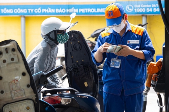 Gi&aacute; xăng dầu tối 27/8: Xăng E5 RON 92 giảm về gần đ&aacute;y, E10 RON 95 rẻ hơn đỉnh gần 9.000 đồng, gi&aacute; đầy b&igrave;nh xe ga 110cc ảnh 1