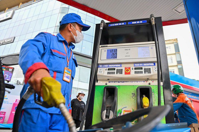 Gi&aacute; xăng dầu tối nay 28/8: Xăng E5 RON 92 đ&atilde; về s&aacute;t đ&aacute;y, E10 RON 95 giảm rẻ hơn đỉnh 8.752 đồng, gi&aacute; đầy b&igrave;nh &ocirc; t&ocirc; Honda ảnh 1