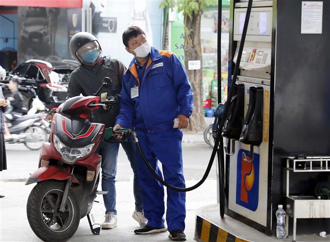 Gi&aacute; xăng dầu tối nay 29/8: Xăng E5 RON 92 giảm xuống cực rẻ, E10 RON 95 rất gần 18.000 đồng/l&iacute;t, bảng gi&aacute; đầy b&igrave;nh xe số ảnh 1