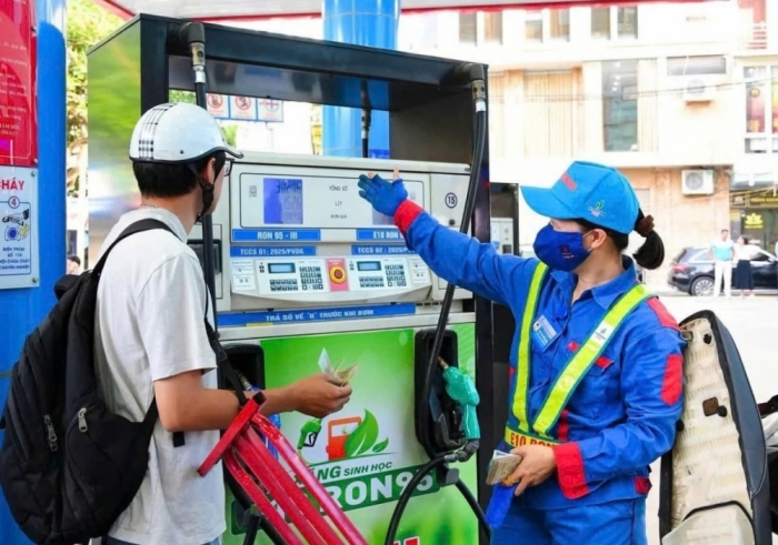 Gi&aacute; xăng dầu trưa 25/8: Xăng RON 92 v&agrave; E10 rất gần đ&aacute;y, dầu diesel rẻ hơn đỉnh 16.200 đồng, gi&aacute; đầy b&igrave;nh xe ga 110cc ảnh 1