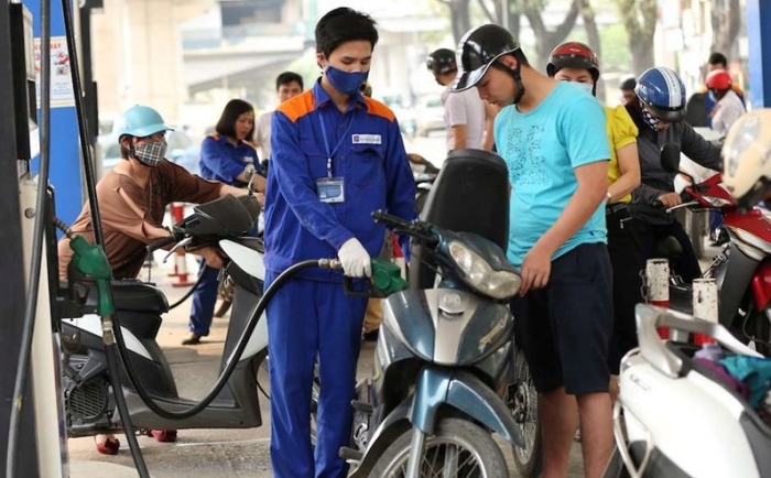 Gi&aacute; xăng dầu trưa 28/8: Dầu diesel lại giảm, xăng E10 v&agrave; RON 92 &lsquo;rộng cửa&rsquo; về 18.000 đồng/l&iacute;t, gi&aacute; lăn b&aacute;nh VinFast VF 7 ảnh 1