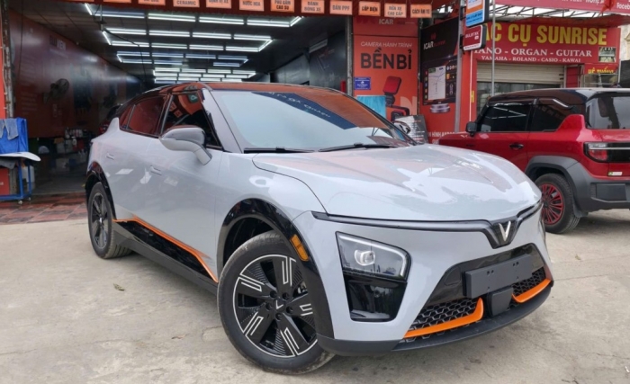 Gi&aacute; xăng dầu trưa 28/8: Dầu diesel lại giảm, xăng E10 v&agrave; RON 92 &lsquo;rộng cửa&rsquo; về 18.000 đồng/l&iacute;t, gi&aacute; lăn b&aacute;nh VinFast VF 7 ảnh 4