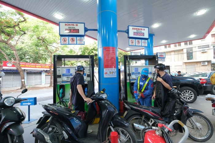 Gi&aacute; xăng dầu h&ocirc;m nay 4/9: Xăng E5 RON 92 c&aacute;ch đ&aacute;y 3.289 đồng, E10 RON 95 rẻ hơn đỉnh 8.150 đồng, gi&aacute; lăn b&aacute;nh Honda City ảnh 1