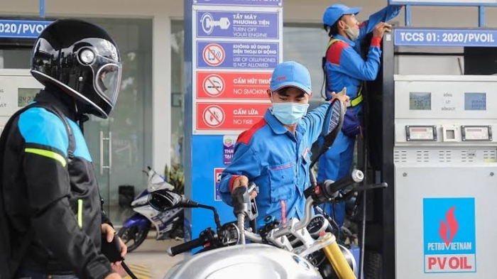 Gi&aacute; xăng dầu tối nay 4/9: Dầu diesel giảm s&aacute;t đ&aacute;y, xăng RON 92 v&agrave; E10 c&oacute; về 18.000 đồng/l&iacute;t? Gi&aacute; lăn b&aacute;nh VinFast VF 6 ảnh 1