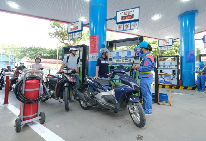 Gi&aacute; xăng dầu tối 1/9: Xăng E5 RON 92 &lsquo;s&aacute;ng cửa&rsquo; xuống 18.000 đồng/l&iacute;t, E10 RON 95 &lsquo;rẻ như cho&rsquo;, gi&aacute; đầy b&igrave;nh &ocirc; t&ocirc; Honda ảnh 1