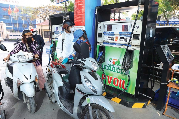 Gi&aacute; xăng dầu tối nay 4/9: Dầu diesel giảm s&aacute;t đ&aacute;y, xăng RON 92 v&agrave; E10 c&oacute; về 18.000 đồng/l&iacute;t? Gi&aacute; lăn b&aacute;nh VinFast VF 6 ảnh 1