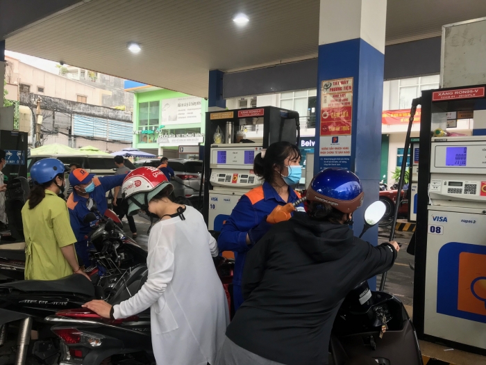 Gi&aacute; xăng dầu trưa 1/9: Dầu diesel rẻ hơn đỉnh 16.600 đồng, E10 v&agrave; RON 92 về 18.000 đồng/l&iacute;t? Gi&aacute; lăn b&aacute;nh VinFast VF 5 ảnh 1