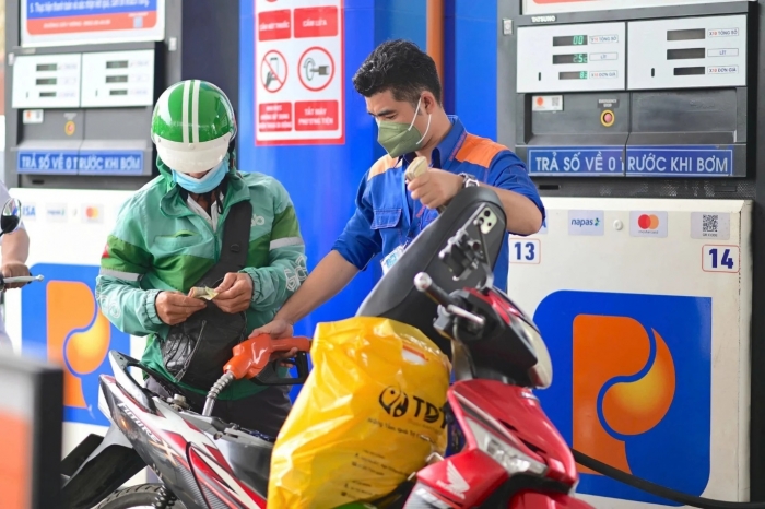 Gi&aacute; xăng dầu trưa 4/9: E10 RON 95 rất gần 18.000 đồng/l&iacute;t, E5 RON 92 c&aacute;ch đ&aacute;y hơn 3.000 đồng, gi&aacute; đầy b&igrave;nh &ocirc; t&ocirc; Honda ảnh 1