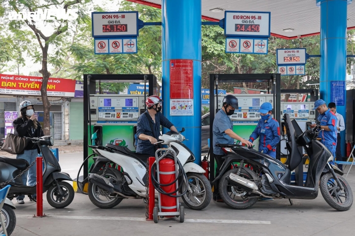Gi&aacute; xăng dầu chiều nay 7/9: E10 rẻ hơn đỉnh 8.150 đồng, RON 92 c&oacute; giảm dưới 18.000 đồng/l&iacute;t? Gi&aacute; đầy b&igrave;nh c&aacute;c mẫu xe số ảnh 1
