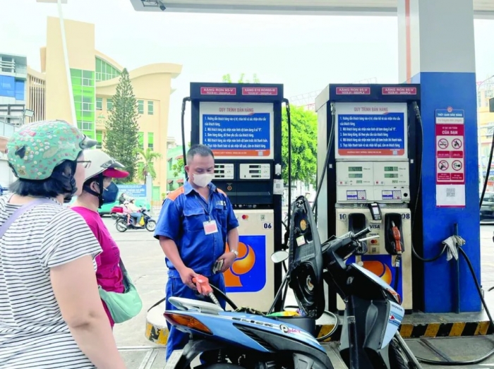 Gi&aacute; xăng dầu h&ocirc;m nay 11/9: Dầu diesel tăng cao, xăng E10 v&agrave; RON 92 c&aacute;ch đ&aacute;y hơn 4.500 đồng, gi&aacute; lăn b&aacute;nh VinFast VF 5 ảnh 1