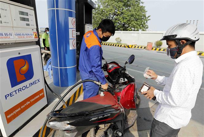 Gi&aacute; xăng dầu h&ocirc;m nay 13/9: Dầu diesel &lsquo;xa bờ&rsquo;, E10 RON 95 v&agrave; E5 RON 92 xuống 18.000 đồng/l&iacute;t? Gi&aacute; lăn b&aacute;nh VinFast VF 9 ảnh 1