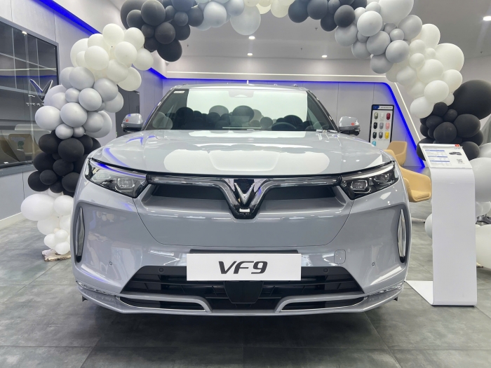Gi&aacute; xăng dầu h&ocirc;m nay 13/9: Dầu diesel &lsquo;xa bờ&rsquo;, E10 RON 95 v&agrave; E5 RON 92 xuống 18.000 đồng/l&iacute;t? Gi&aacute; lăn b&aacute;nh VinFast VF 9 ảnh 2