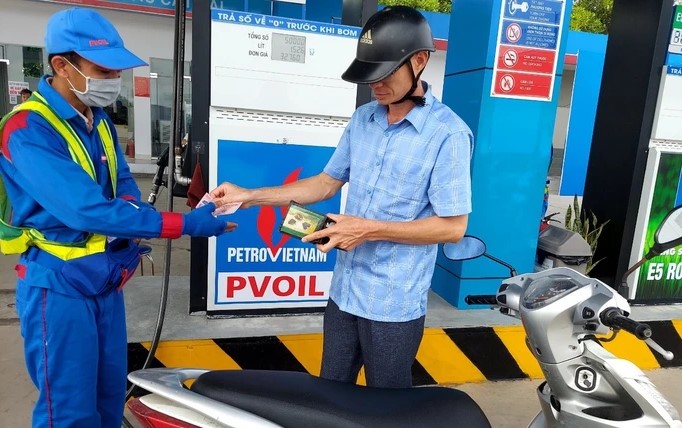 Gi&aacute; xăng dầu tối 12/9: E5 RON 92 rẻ hơn đỉnh 6.370 đồng, E10 RON 95 c&oacute; về 19.000 đồng/l&iacute;t? Gi&aacute; đầy b&igrave;nh xe ga 150-160cc ảnh 1
