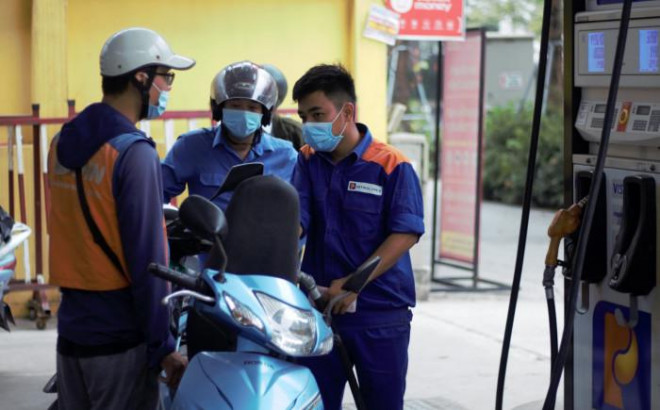 Gi&aacute; xăng dầu trưa 13/9: E10 &lsquo;bốc hơi&rsquo; gần 7.000 đồng từ đỉnh, RON 92 về 18.000 đồng/l&iacute;t? Gi&aacute; đầy b&igrave;nh xe c&ocirc;n tay 150cc ảnh 1