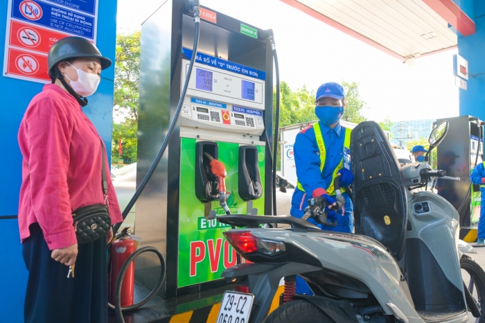 Gi&aacute; xăng dầu trưa 8/9: Dầu diesel li&ecirc;n tiếp giảm, xăng RON 92 v&agrave; E10 c&oacute; xuống 17.000 đồng/l&iacute;t? Gi&aacute; lăn b&aacute;nh VinFast VF 7 ảnh 1
