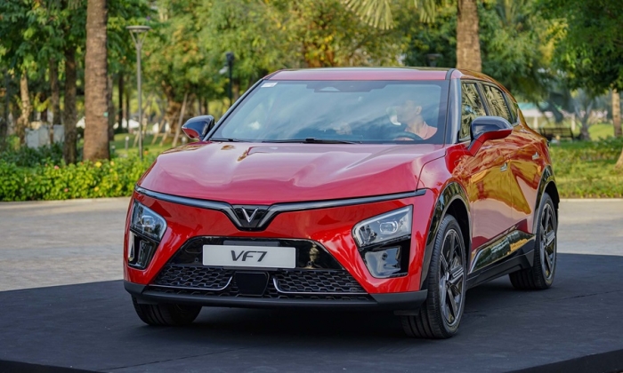 Gi&aacute; xăng dầu trưa 8/9: Dầu diesel li&ecirc;n tiếp giảm, xăng RON 92 v&agrave; E10 c&oacute; xuống 17.000 đồng/l&iacute;t? Gi&aacute; lăn b&aacute;nh VinFast VF 7 ảnh 2