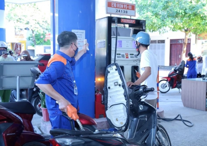 Gi&aacute; xăng dầu tối 16/9: E5 RON 92 kh&ocirc;ng c&ograve;n xa đỉnh, E10 RON 95 vượt mốc 26.000 đồng/l&iacute;t? Bảng gi&aacute; đầy b&igrave;nh c&aacute;c mẫu xe số ảnh 1