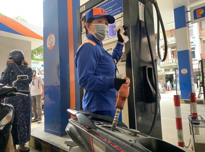 Gi&aacute; xăng dầu tối 17/9: E10 RON 95 tăng tiếp hơn 1.000 đồng, E5 RON 92 tiến s&aacute;t đỉnh, gi&aacute; đầy b&igrave;nh xe c&ocirc;n tay 150-155cc ảnh 1